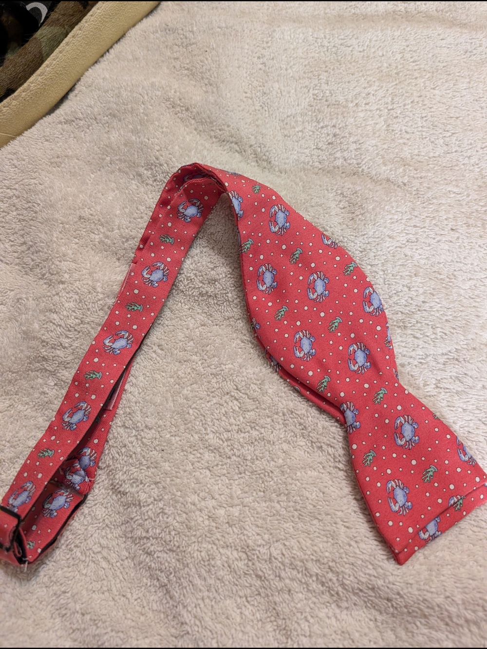 Vineyard Vines 100% Silk Coral Red Self-Tie Bow Tie with Blue Crabs